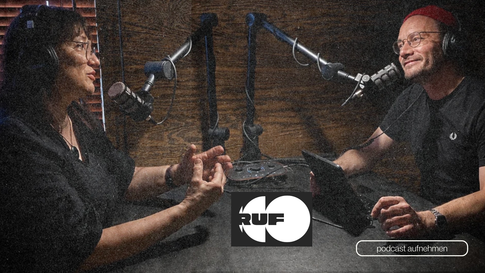 RUF Podcast – Deckblatt mit zwei Menschen am Mikrofon und der Aufschrift podcast aufnehmen